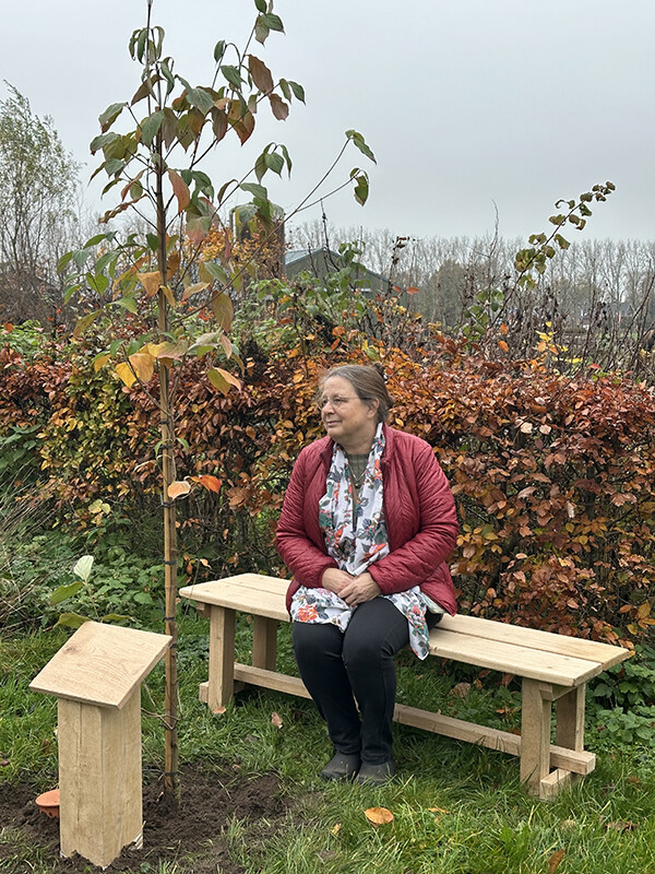 Anja bij boom gespiegeld